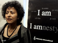 Irene Khan während einer Pressekonferenz in Rom; Foto: AP
