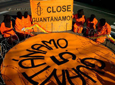 Amnesty International fordert auf Transparenten die Schließung von Guantanamo; Foto: AP