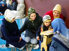 Kopftuch tragende Frauen in einer Berliner Koranschule; Foto: AP