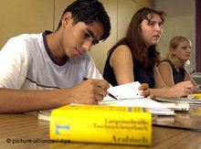 Iraker nimmt an Deutschkurs teil; Foto: dpa