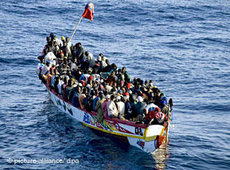 Afrikanische Bootsflüchtlinge vor Teneriffa; Foto: dpa