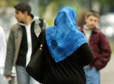 Kopftuch tragende Frau in Berlin; Foto: AP