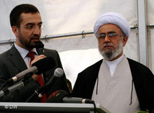 Ünal Kaymakçı (links) und Ayatollah Ramezani bei ihrer Rede vor der Grundsteinlegung; Foto: DW