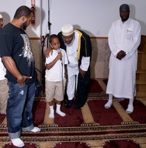 Kleiner Junge spricht muslimisches Glaubensbekenntnis in der Taqwa-Moschee; Foto: Semir Chouaibi