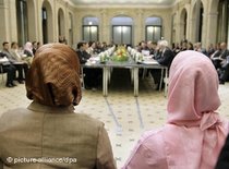 Muslimische Frauen verfolgen die 2. Islamkonferenz; Foto: dpa
