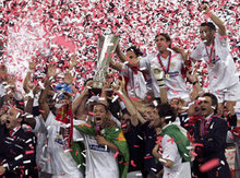 Der FC Sevilla bejubelt den UEFA-Cup-Sieg 2006; Foto: dpa