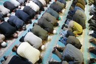 Muslimische Männer im Gebet; Foto: dpa