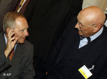 Innenminister Wolfgang Schäuble spricht mit dem Vorsitzende des Zentralrats der Muslime in Deutschland Ayyub Köhler; Foto: AP