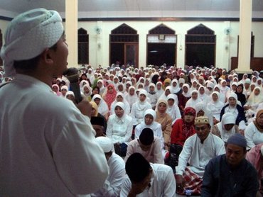 Kyai Maman spricht zwährend einer Gemeindeversammlung auf Java; Foto: Al-Mizan Pesantren