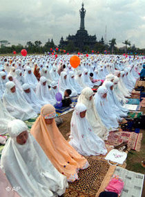 Muslime beim fastenbrechen während des Ramadans in Denpasar; Foto: AP