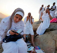 Pilgerin ohne Gesichtsschleier liest im Koran am Berg Arafat; Foto: dpa