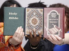 Bibel, Koran und Tora; Foto: dpa