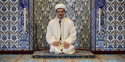 Imam kniet vor dem Mihrab (Gebetsnische); Foto: dpa