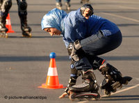Turkish girl on rollerblades (photo: dpa)