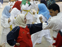 Verschleierte Frauen bei einer Judo-Übungsstunde; Foto: AP