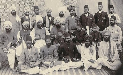 Mirza Ghulam Ahmad und seine frühen Anhänger; Foto: Wikipedia