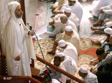 Imam Azeddine Taoufiq bei der Freitagspredigt während des Ramadan in der Okba Ibnou Naafia Moschee in Casablanca, Marokko; Foto: AP 