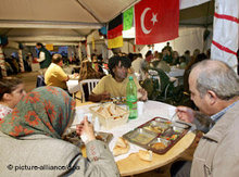 Türkische Muslime beim gemeinsamen Fastenbrechen; Foto: dpa