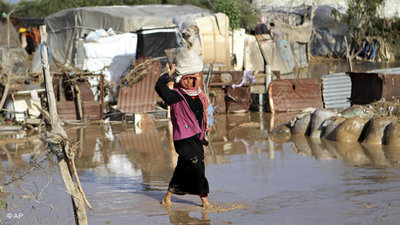 Frau in einem Armutsviertel in Gaza; Foto: AP