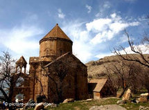 Die armenische Kirche zum Heiligen Kreuz auf der Insel Akdamar im ostanatolischen Vansee; Foto: picture-alliance/dpa