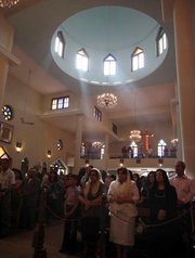 Irakische Christen feiern in der Kirche der Jungfrau Maria in Bagdad die Ostermesse, April 2010; Foto: AP