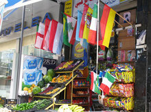 Obstladen mit Fußballfahnen im Libanon; Foto: DW