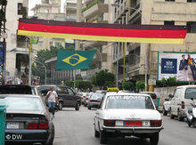 Mit deutscher und brasilianischer Flagge behangene Straße in Beirut; Foto: DW