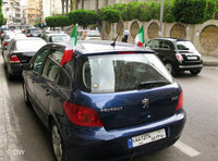 Auto mit italienischen Flaggen; Foto: DW