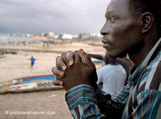 Senegalesischer Flüchtling nach seiner Rückkehr am Strand bei Dakar; Foto: dpa