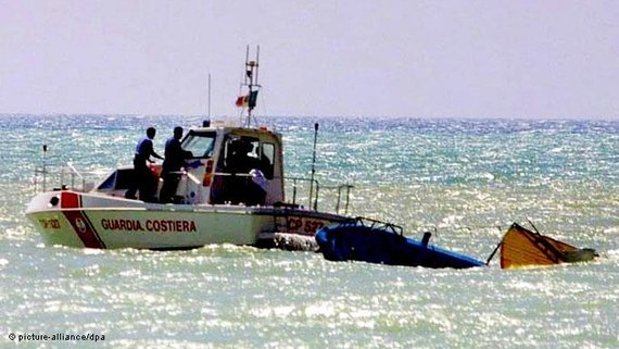 Italienische Küstenwache vor einem gekenterten Boot bei Porto Empedovle; Foto: dpa