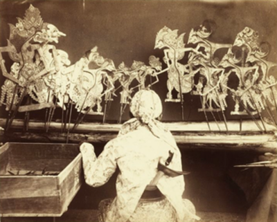 Eine Wayang Kulit-Aufführung auf Java, um 1890; Foto: Wikipedia