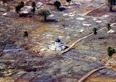 Eine unversehrte Moschee im Trümmerfeld des Tsunami von 2004; Foto: AP