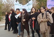 Demonstration von Frauenrechtlern vor dem Kurdischen Parlament in Erbil; Foto: Asuda
