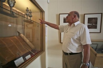 Simon Levy deutet auf eine Thora-Rolle in seinem jüdischen Museum in Casablanca; Foto: AP
