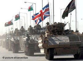 دبابات بريطانية في البصرة. د ب أ