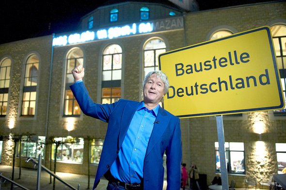Jürgen Becker vor der Merkez-Moschee in Duisburg-Marxloh; Foto: WDR/Melanie Grande