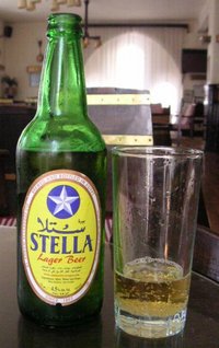 A bottle of Egyptian Stella Beer on a bar table (Photo: © commons.wikimedia.org)