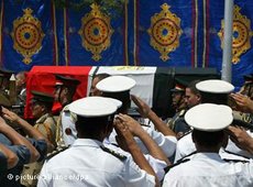 Soldaten salutieren beim Staatsbegräbnis von Nagib Machfus an seinem Sarg; Foto: dpa