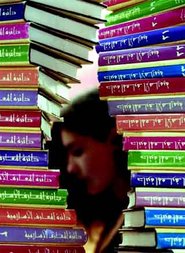 Frau liest arabische Literatur; Foto: dpa