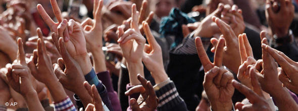 Viele Hände formen das Victory-Zeichen im Februar 2011 auf dem Tahrirplatz in Kairo; Foto: AP