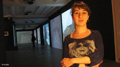 Eva in der NGBK-Ausstellung 'Snoring in the USA'; Foto: NGBK