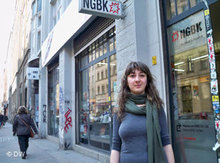Eva vor der NGBK in Berlin; Foto: DW