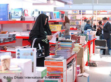 Besucherin der Buchmesse in Abu Dhabi; Foto: © Abu Dhabi International Book Fair