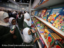 Mädchen sehen sich auf der Messe Kinderbücher an; Foto: Abu Dhabi International Book Fair