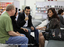 Besucher der Buchmesse im Gespräch; Foto: © Abu Dhabi International Book Fair