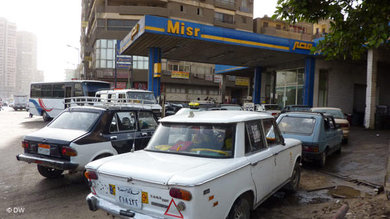 Taxis vor einer Tankstelle in Kairo; Foto: AP