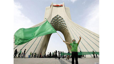 Anhänger der grünen Bewegung auf dem Azadi-Platz in Teheran; Foto: DW