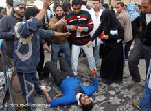 Verletzter liegt auf dem Boden des Tahrir-Platzes; Foto: dpa
