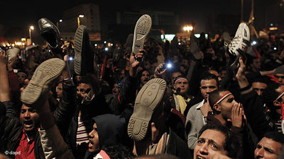 Demonstranten zeigen Mubarak den Schuh; Foto: dapd