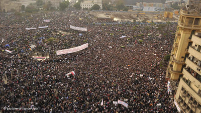 Hunderttausende Demonstranten auf dem Tahrir-Platz; Foto: dpa